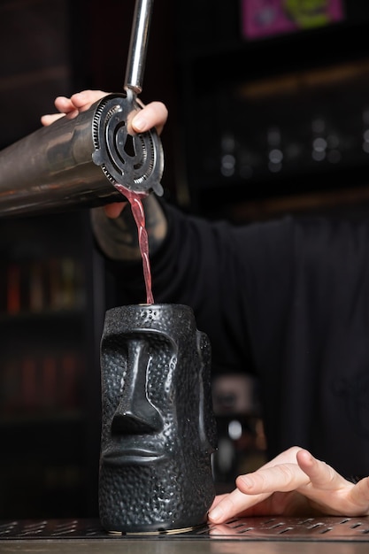 un hermoso cóctel alcohólico del barman del restaurante