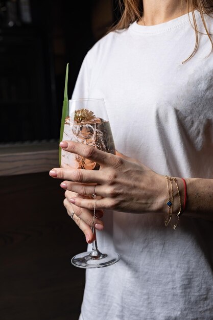 un hermoso cóctel alcohólico del barman del restaurante