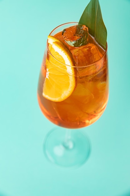 un hermoso cóctel alcohólico del barman del restaurante