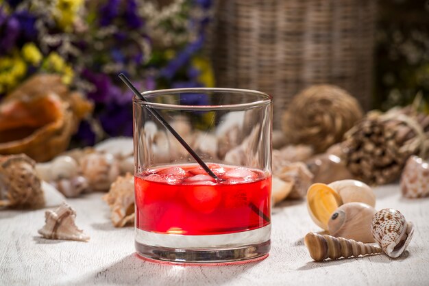 Foto hermoso cóctel alcohólico, en una mesa de madera