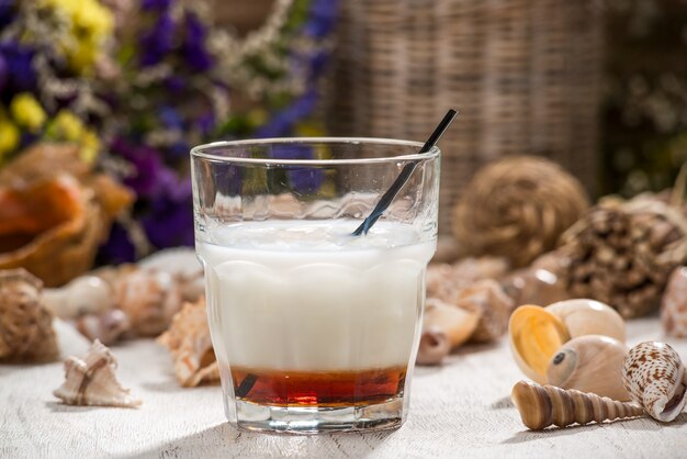 Hermoso cóctel alcohólico, en una mesa de madera