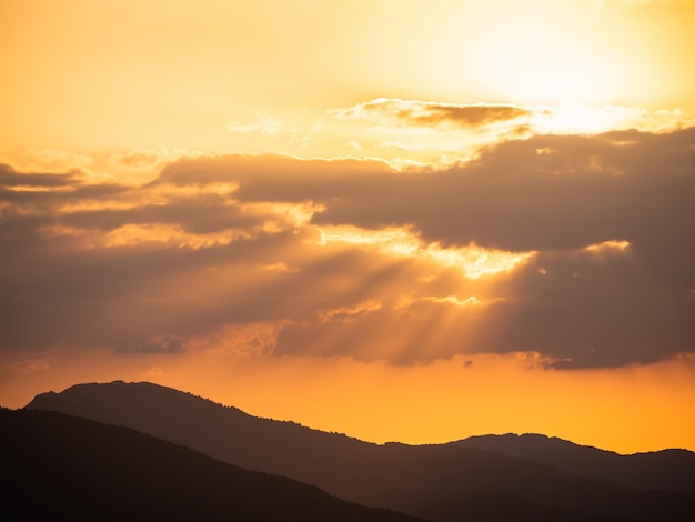 hermoso color del atardecer sobre las montañas