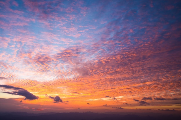 hermoso color del cielo al atardecer con la montaña. el sujeto es borroso y oscuro