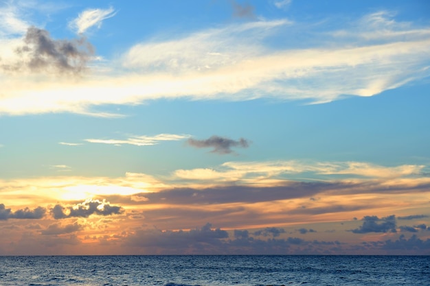 Hermoso color cielo nublado por la noche Seascape