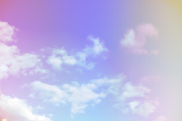 Hermoso color pastel de nubes y cielo de colores. fondo para el diseño