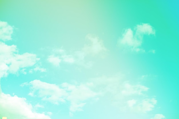 Hermoso color pastel de nubes y cielo de colores. fondo para el diseño