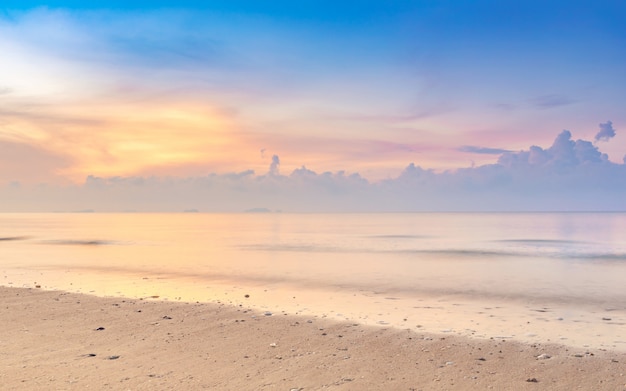 Hermoso colorido amanecer en la playa de la calma