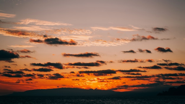 Hermoso colorido atardecer en la costa del mar