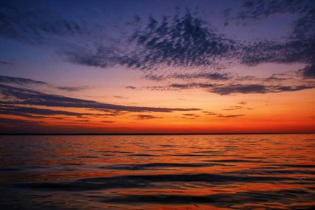 Foto hermoso colorido atardecer en la costa del mar.