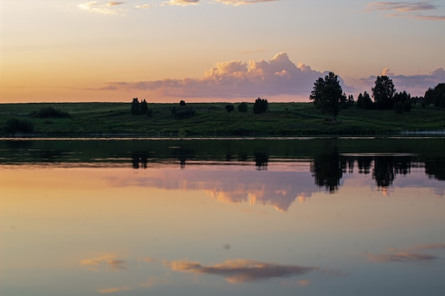 Hermoso y colorido atardecer en un lago en Siberia, Rusia.