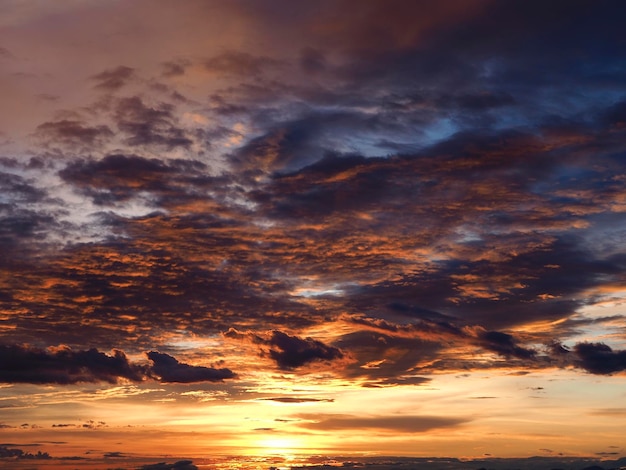 Foto hermoso y colorido cielo dramático con nubes al atardecer o al amanecer