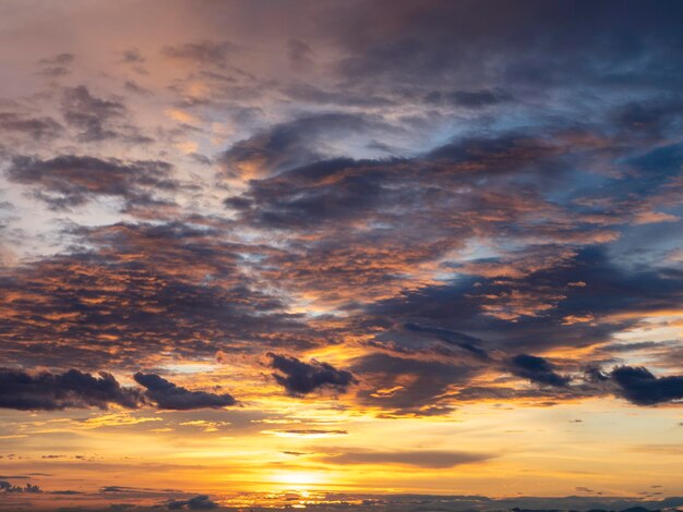 Foto hermoso y colorido cielo dramático con nubes al atardecer o al amanecer