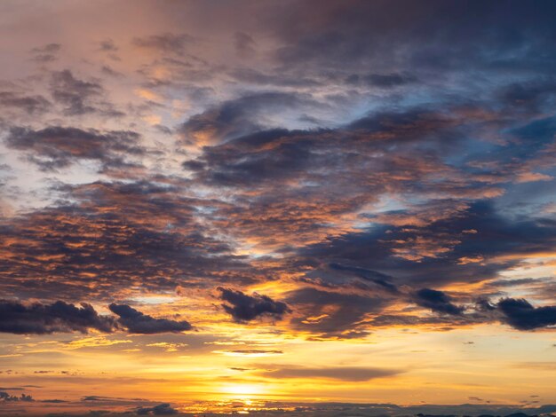 Hermoso y colorido cielo dramático con nubes al atardecer o al amanecer