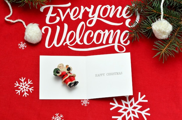 Foto hermoso colorido fondo de navidad con tarjetas de felicitación y ramas de abeto,