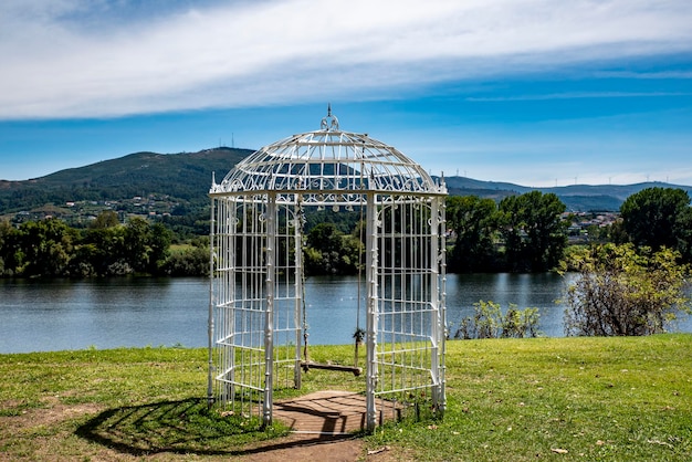 Hermoso columpio a orillas del río Mino a su paso por la ciudad de Tui Tuy en Galicia España