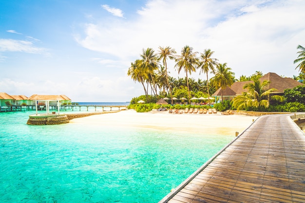 Foto hermoso complejo hotelero tropical de maldivas e isla con playa y mar