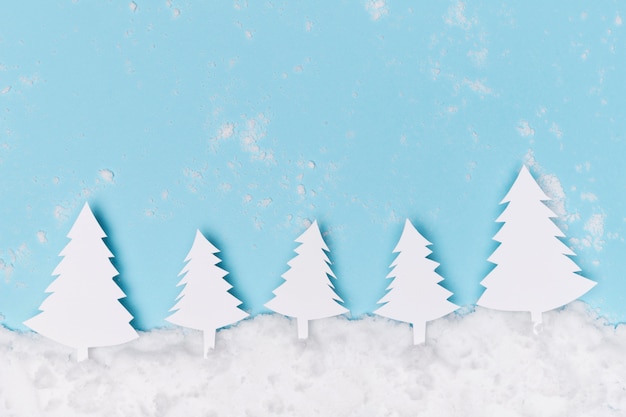 Foto hermoso concepto de invierno con árbol de navidad de papel