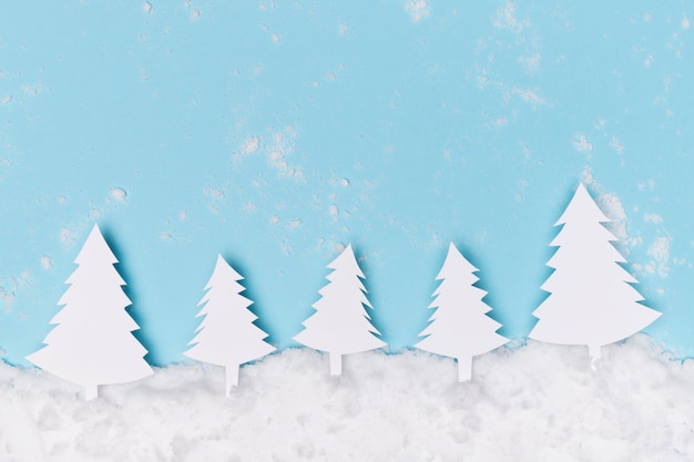 Hermoso concepto de invierno con árbol de navidad de papel