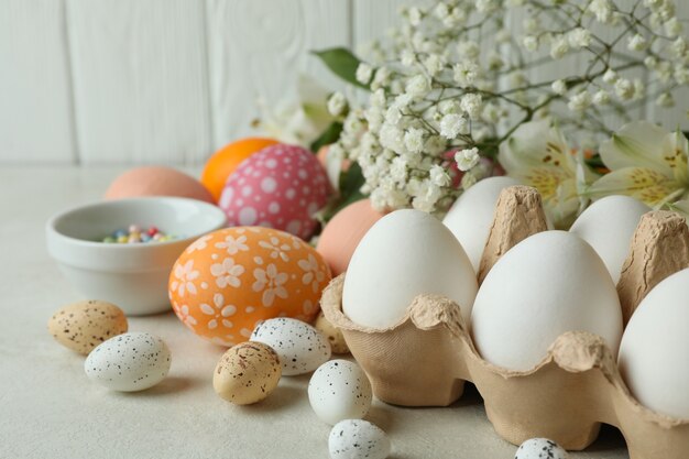 Hermoso concepto de Pascua feliz sobre fondo blanco con textura