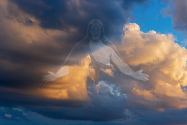 hermoso concepto religioso jesús cristo en nubes dramáticas silueta de dios en las nubes del cielo fondo luz del sol del cielo enfoque suave borroso