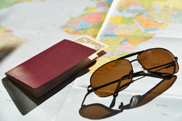 Hermoso concepto para viajes de verano Gafas de sol con pasaporte Planificación de vacaciones de verano y vacaciones