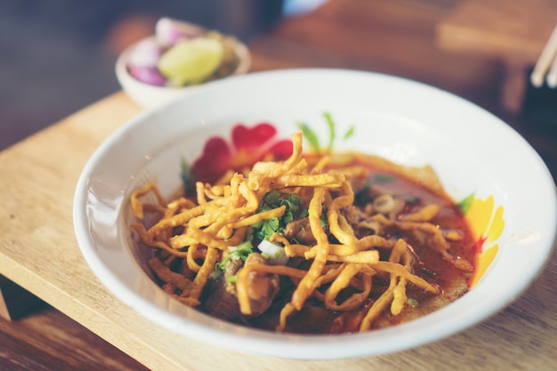 Un hermoso conjunto de Khao Soi, comida local del norte de Tailandia.