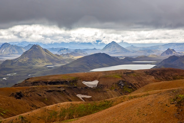 Hermoso contraste del paisaje montañoso de Islandia. Viajes y lugares escénicos para caminar.