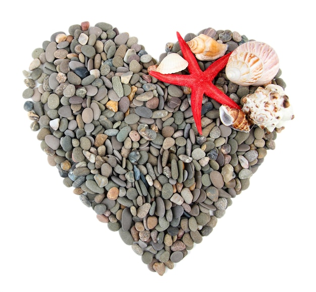 Hermoso corazón de pequeñas piedras marinas y conchas, aislado en blanco