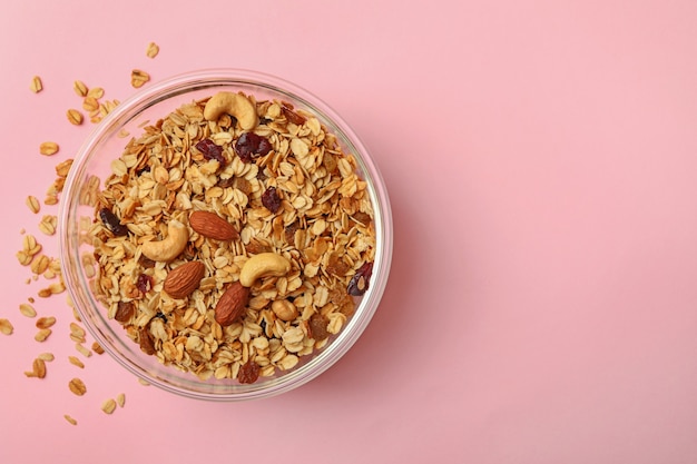 Hermoso cuenco con sabrosa granola aislado