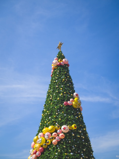 Hermoso decorado en el árbol de navidad de fondo azul cielo, vista vertical