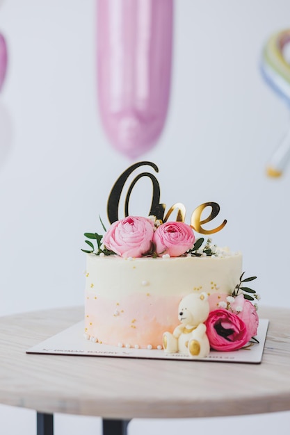 Hermoso delicioso pastel de cumpleaños con crema blanca y rosa Galleta de postre fresca