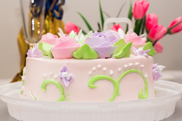 Hermoso y delicioso pastel de cumpleaños en una mesa