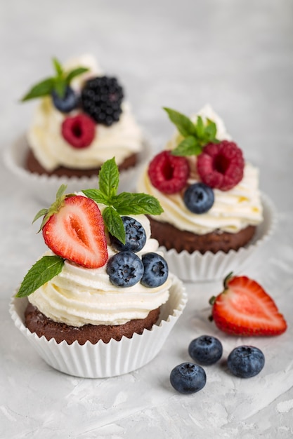 Hermoso y delicioso postre con frutos del bosque