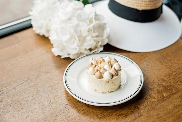 Foto hermoso delicioso postre en la mesa. disfrute de un postre recién horneado en una cafetería, restaurante. un disparo de cerca de un pequeño pastel decorativo dulce. enfoque selectivo suave.