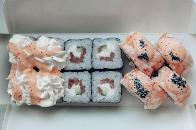 Foto hermoso delicioso sushi entrega de sushi publicidad rollos de sushi hechos de pescado y queso