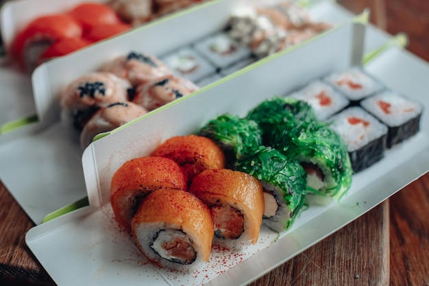 Foto hermoso delicioso sushi entrega de sushi publicidad rollos de sushi hechos de pescado y queso