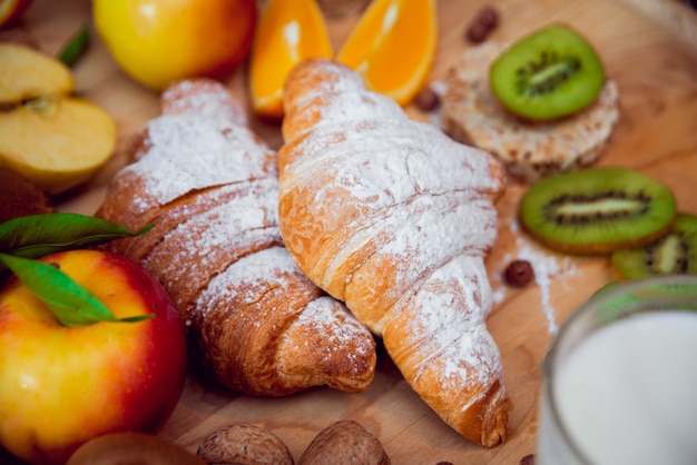 Hermoso desayuno Frutas de leche, pan y croissant.