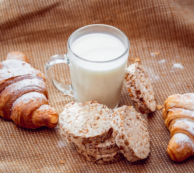 Hermoso desayuno Frutas de leche, pan y croissant.