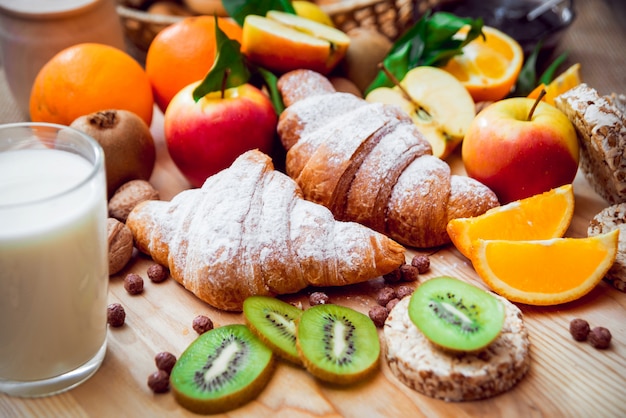 Hermoso desayuno Frutas de leche, pan y croissant.