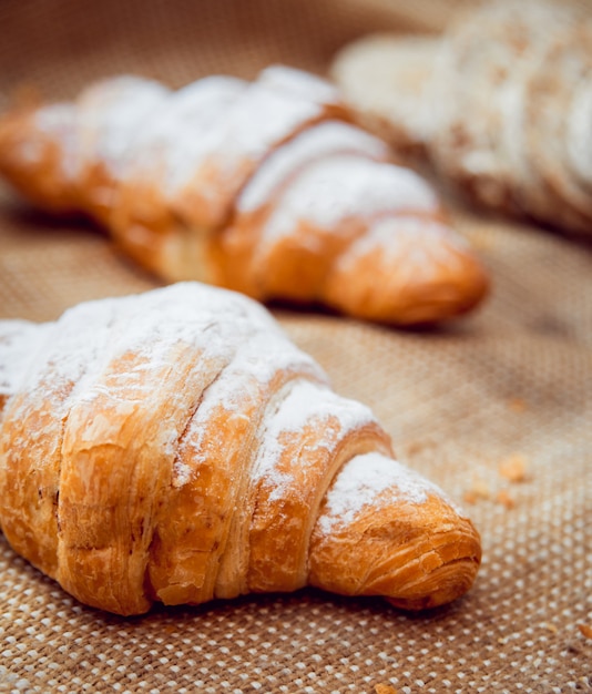 Hermoso desayuno Frutas de leche, pan y croissant.