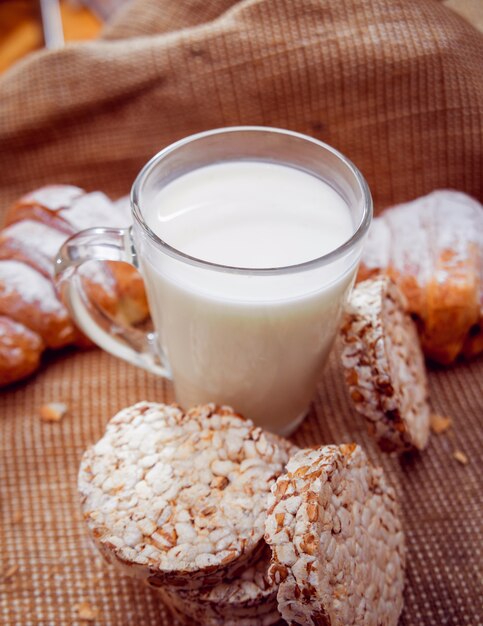 Hermoso desayuno Leche de frutas, pan y croissant.