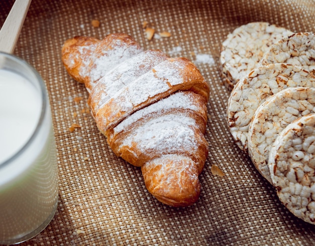 Hermoso desayuno Leche de frutas, pan y croissant.