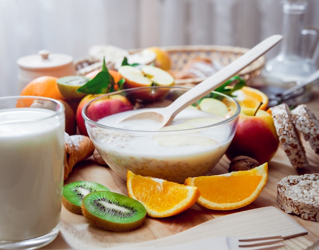 Hermoso desayuno Leche frutas, pan y croissant