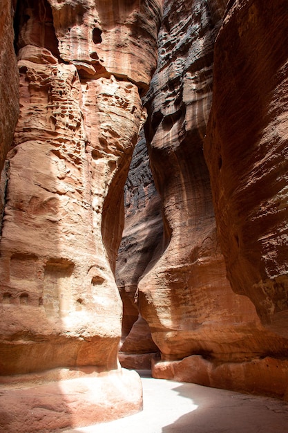 El hermoso desfiladero de Siq que conduce a la ciudad rocosa de Petra en Jordania