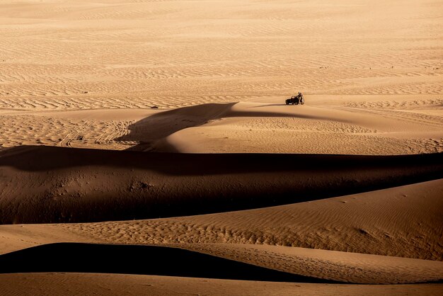 Hermoso desierto al amanecer en el fondo del paisaje de montaña