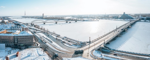 Hermoso día de invierno en Riga sobre el río helado cubierto de hielo. Invierno blanco en Letonia.