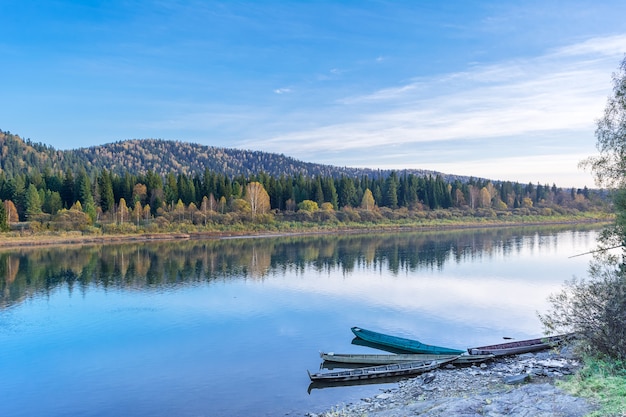 Hermoso día de otoño en el río tranquilo