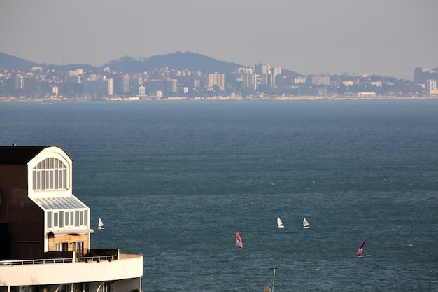 Hermoso día soleado en la costa del Mar Negro en Sochi, Rusia.