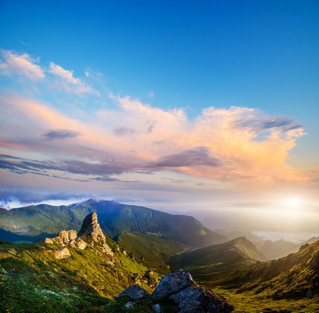 Hermoso día soleado es en paisaje de montaña.