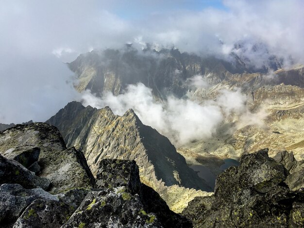 Hermoso día en Tatras en Eslovaquia, caminatas y trekking a picos de hielo, vista adorable a las colinas